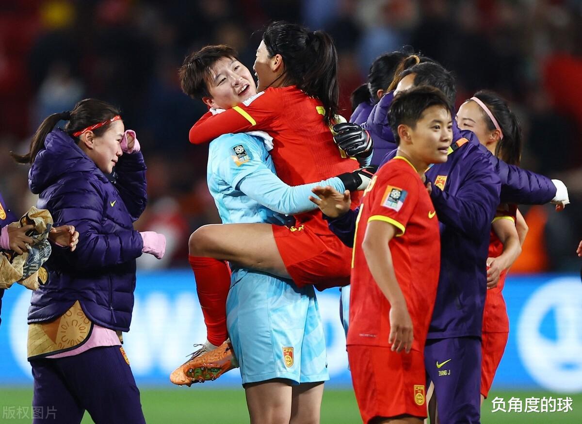 晚上21点！中国女足出线晋级有变，张睿红牌拖后腿，或两连胜出局(2)