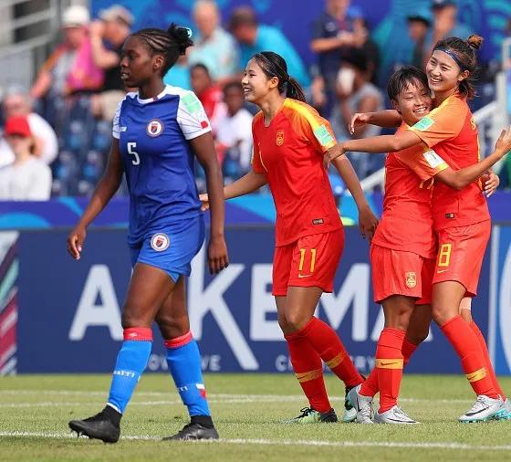 看了中国女足的两场小组赛，两个字失望！感到全队缺乏战术素养，踢得杂乱无章，没有技(2)