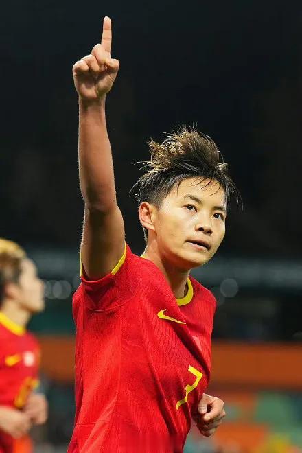 看了中国女足的两场小组赛，两个字失望！感到全队缺乏战术素养，踢得杂乱无章，没有技(3)