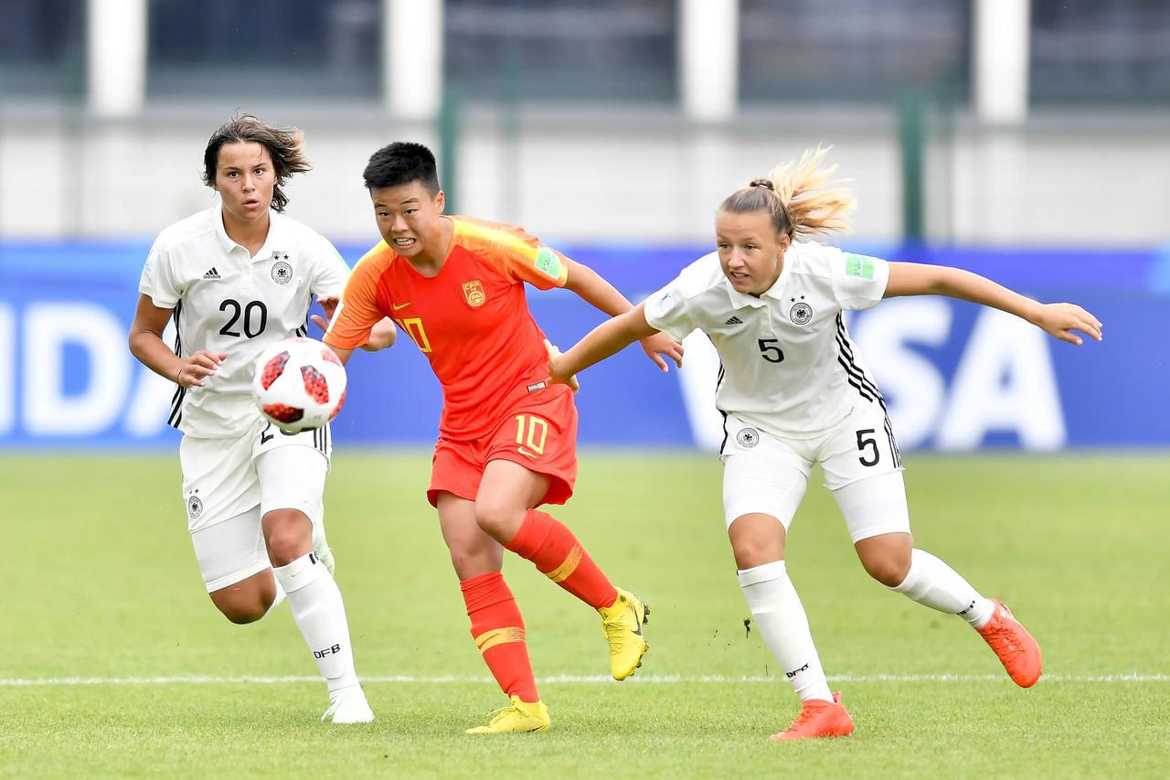 随着中国女足1：6惨败于英格兰，水指导被推上了风口浪尖！
因为一直把效力于海外联(1)