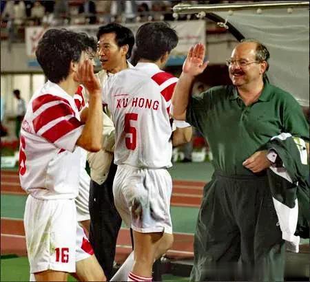 1990年初，中国国家足球队聘请第一任外籍主教练，德国人施拉普那，因为1990年(1)