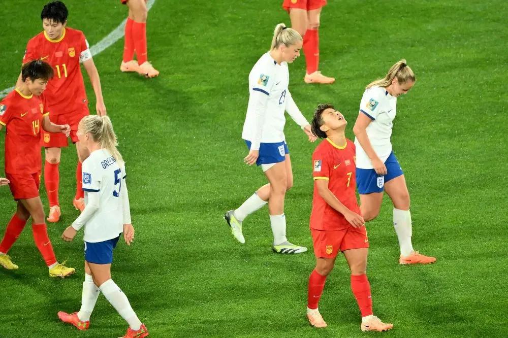 中国女足以惨败收场，以1：6的比分结束了世界杯征程，令人为之扼腕叹息！中国女足本(3)
