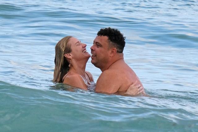 罗纳尔多与未婚妻在海上嬉戏，他的身材看起来明显苗条不少(1)