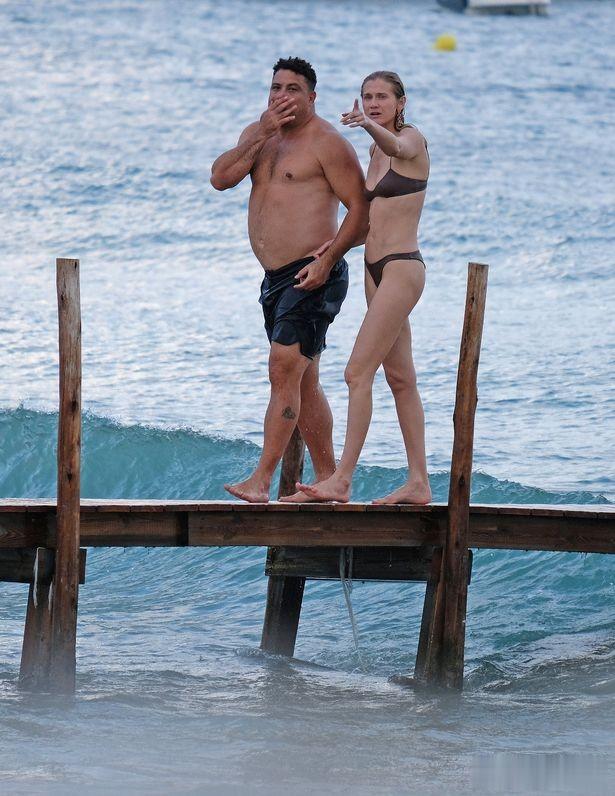 罗纳尔多与未婚妻在海上嬉戏，他的身材看起来明显苗条不少(2)