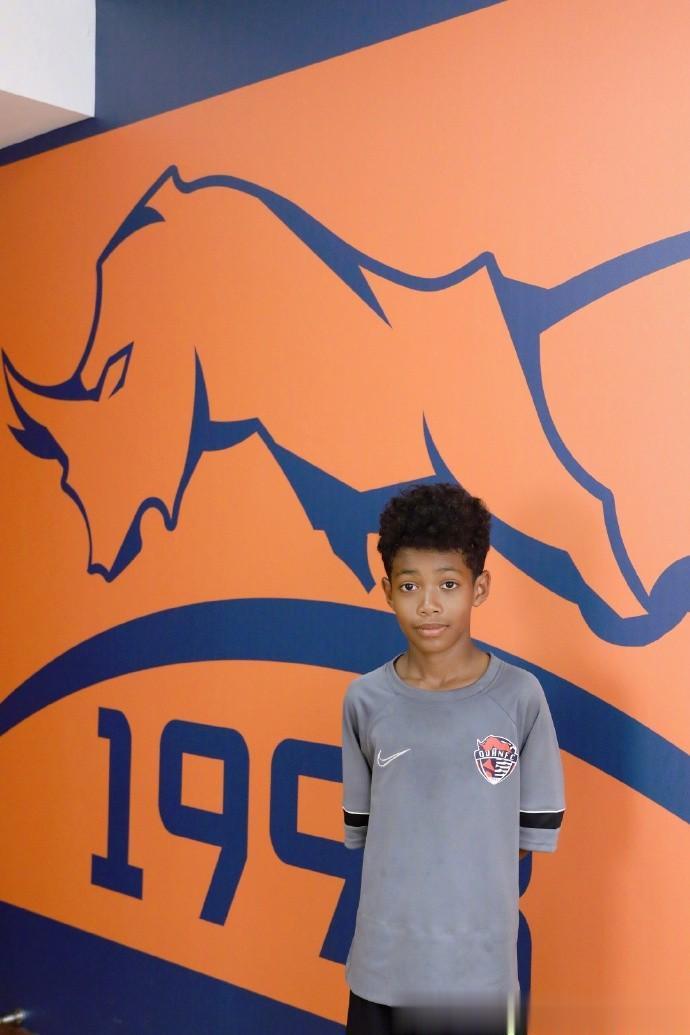 “归化”要趁早？12岁荷兰混血小将加盟青岛海牛，未来中国足球的新力量！
大家都知(1)