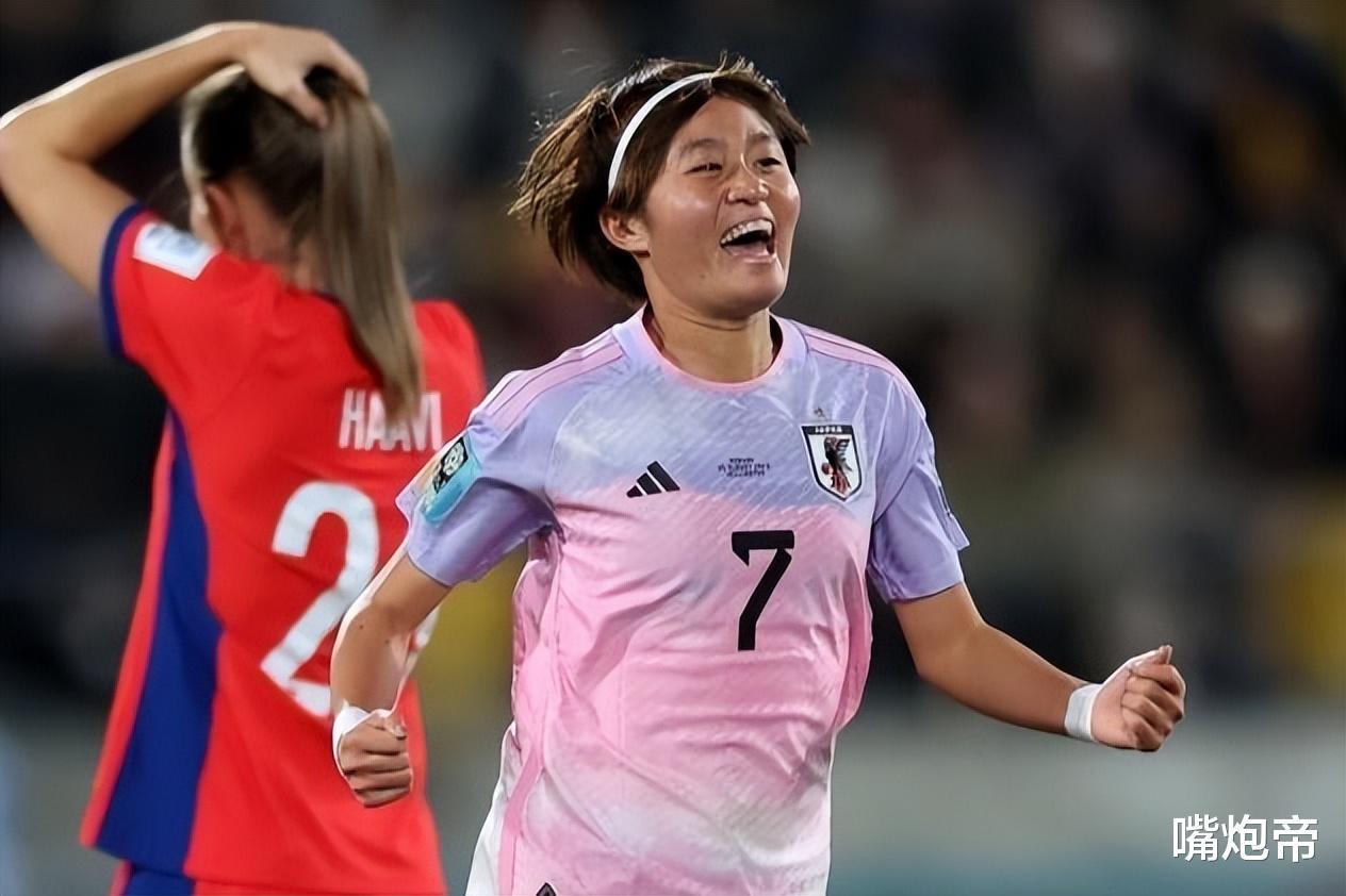 日本女足惨败，第一美女跪地痛哭，教练握手时输不起，别再嘲讽中国队(3)