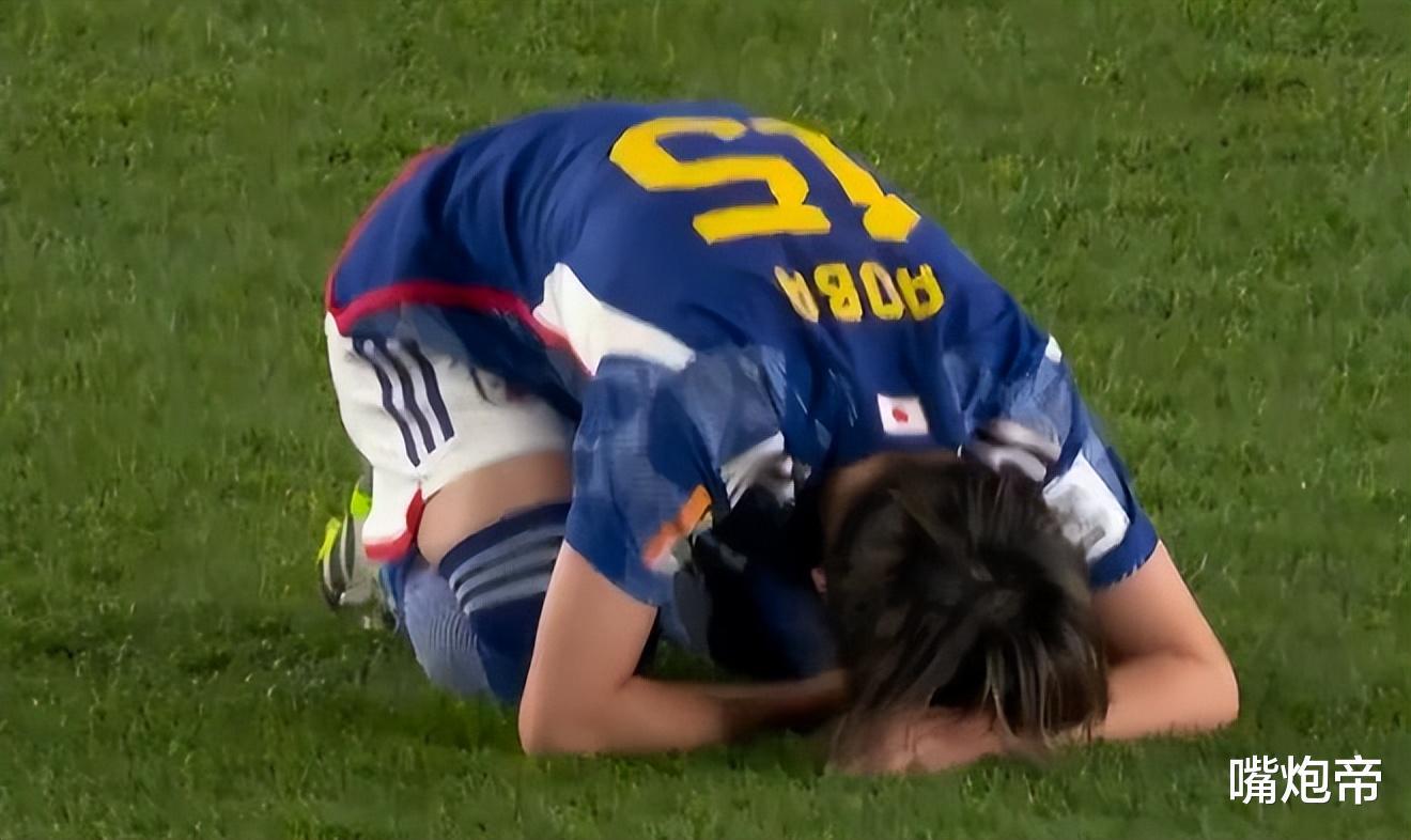 日本女足惨败，第一美女跪地痛哭，教练握手时输不起，别再嘲讽中国队(4)