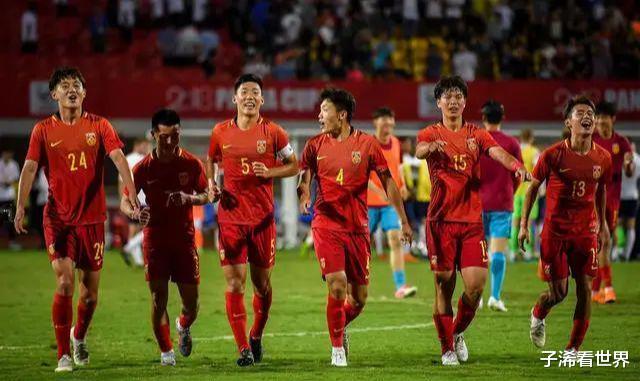 上午10点！中国足球传来坏消息：国足恐再造惨案，球迷骂声一片(2)