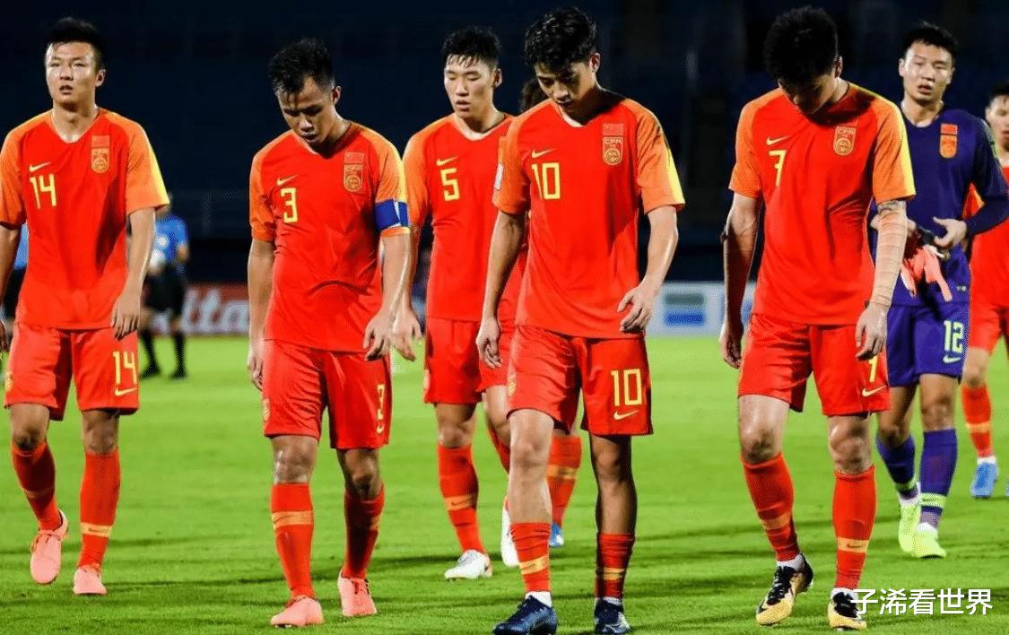 上午10点！中国足球传来坏消息：国足恐再造惨案，球迷骂声一片(3)