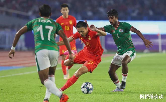 中国年轻球员站起来！中国足球小将2-2越南河内，意志力真强悍！(1)