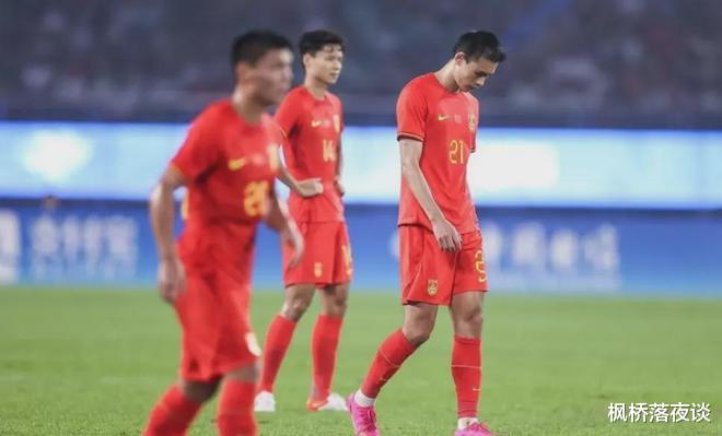 中国年轻球员站起来！中国足球小将2-2越南河内，意志力真强悍！(3)