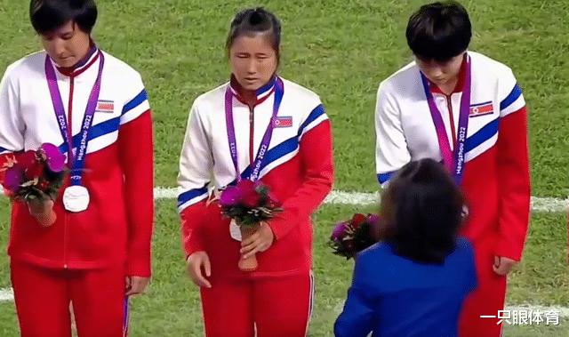 快哭了！朝鲜女足拿银牌不高兴，一个个垂头丧气，孙雯尴尬颁奖(1)