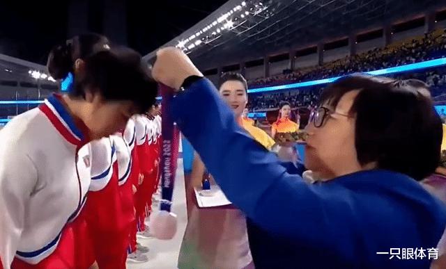 快哭了！朝鲜女足拿银牌不高兴，一个个垂头丧气，孙雯尴尬颁奖(2)