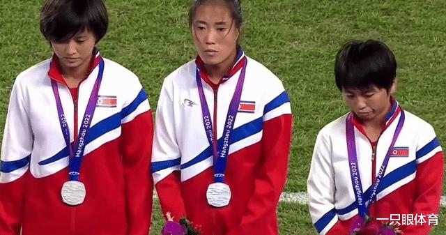 快哭了！朝鲜女足拿银牌不高兴，一个个垂头丧气，孙雯尴尬颁奖(4)
