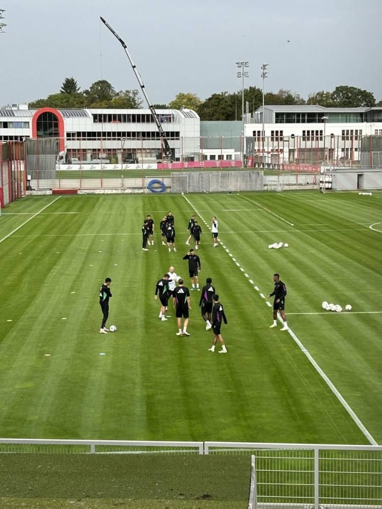 记者：博阿滕仍在随拜仁二队训练，以保持状态(1)