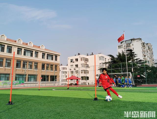 “2023年青岛市校园足球选拔营”首站活动在南京路小学举行(5)