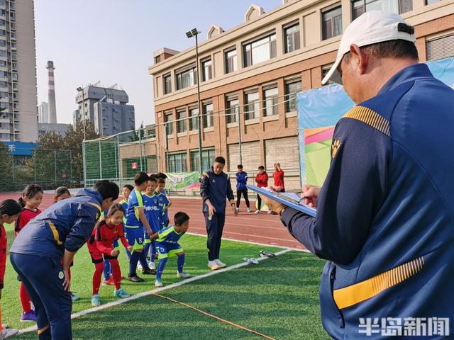 “2023年青岛市校园足球选拔营”首站活动在南京路小学举行(7)