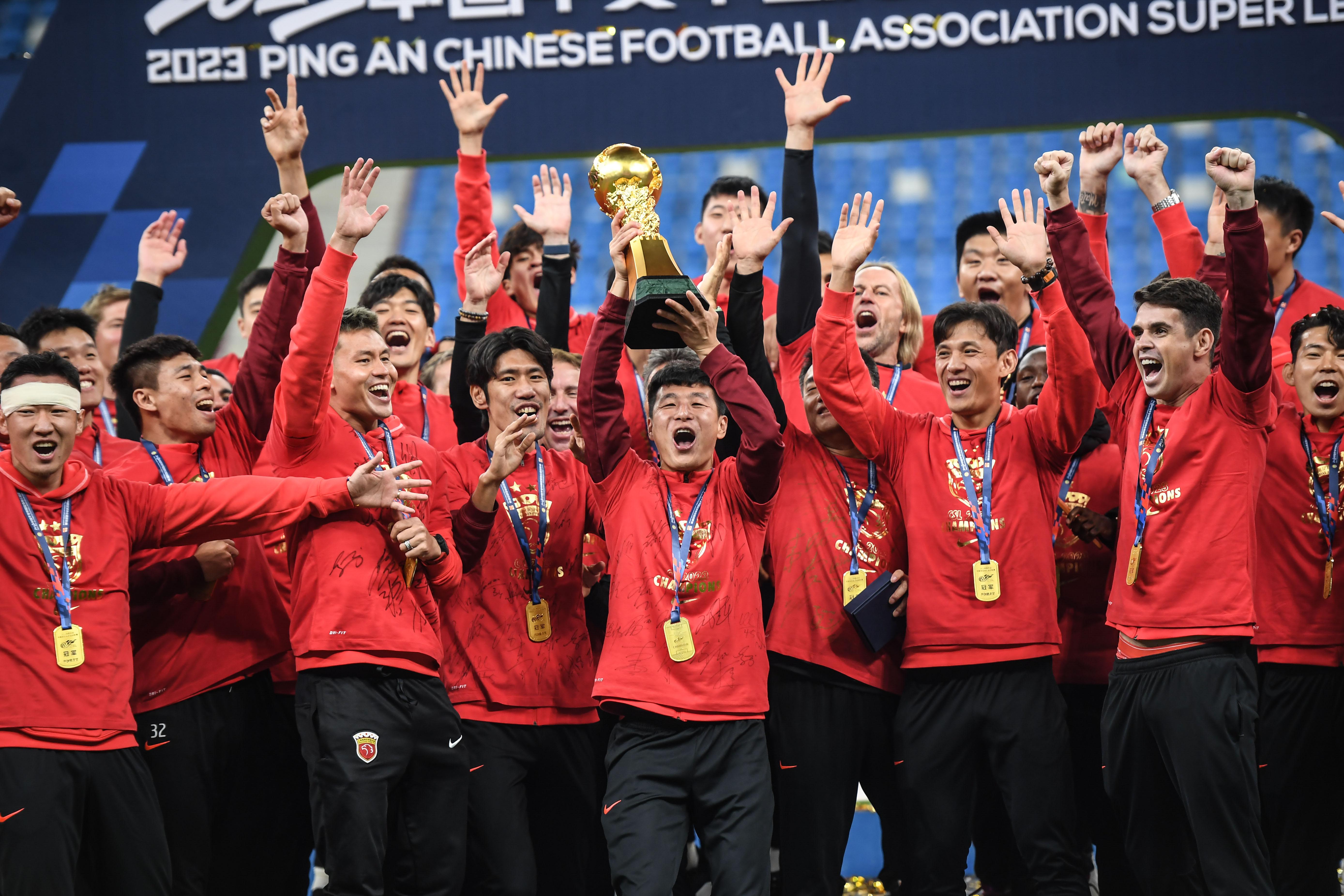 中超：上海海港队获颁冠军奖杯(1)