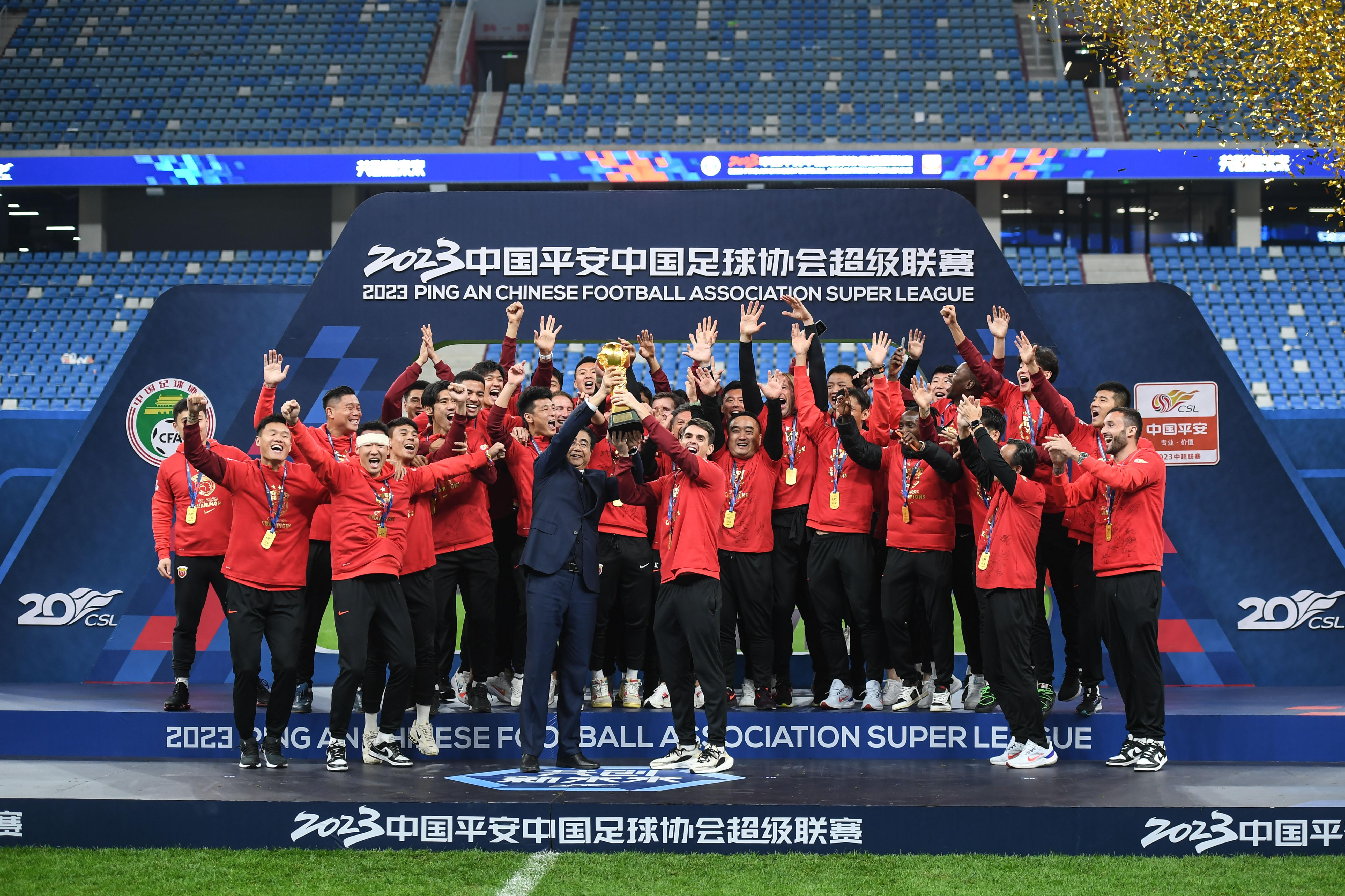 中超：上海海港队获颁冠军奖杯(2)