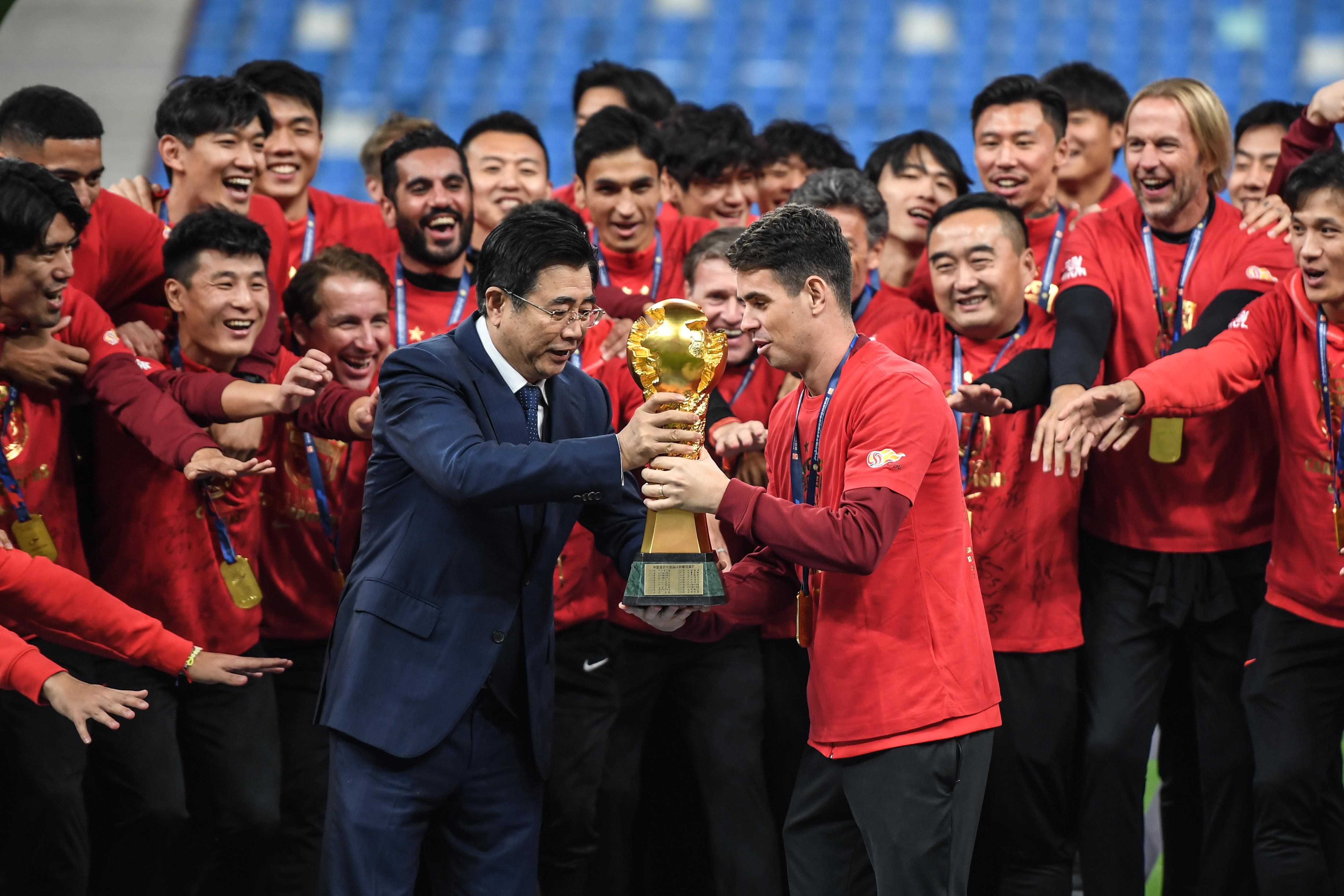 中超：上海海港队获颁冠军奖杯(3)