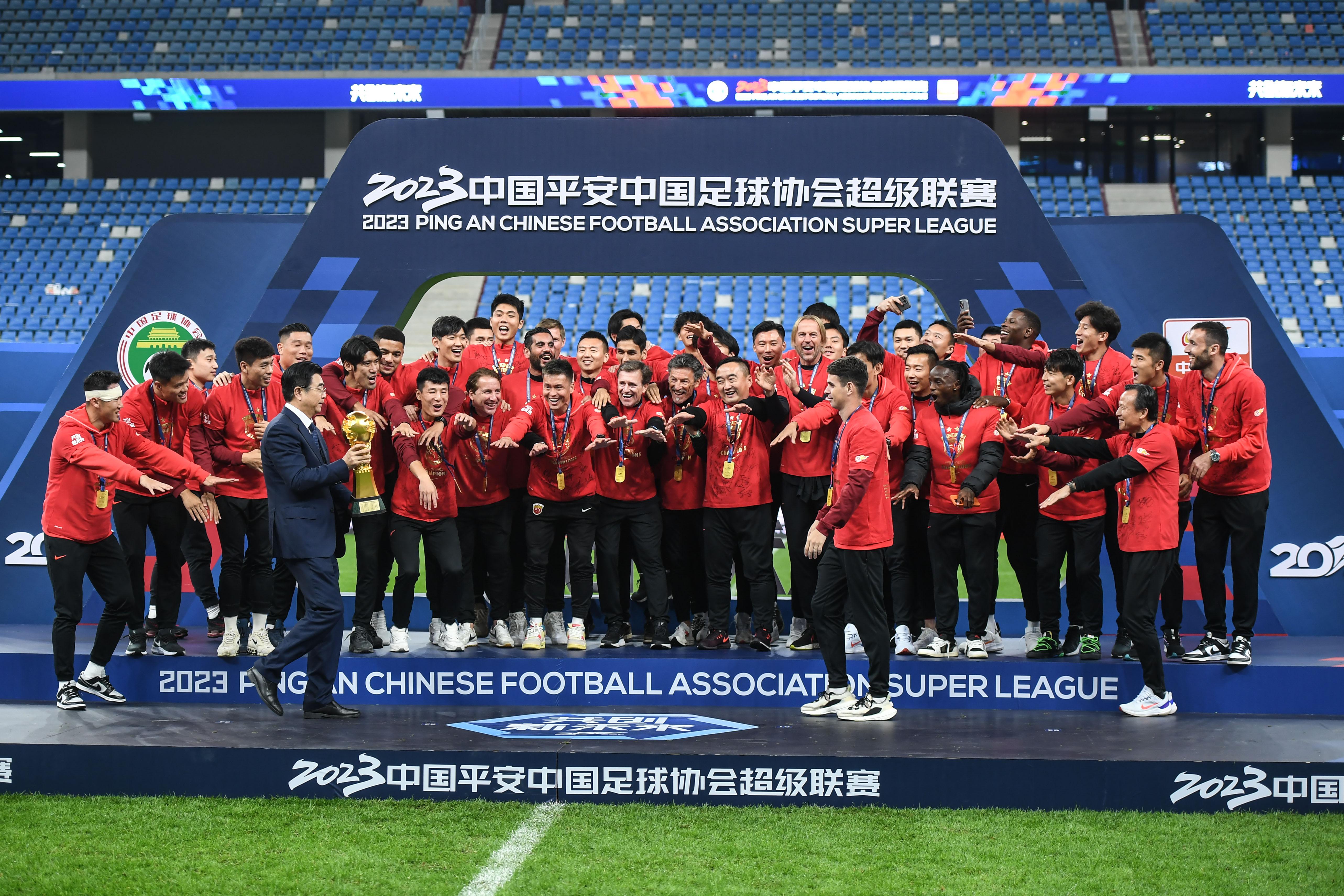 中超：上海海港队获颁冠军奖杯(4)