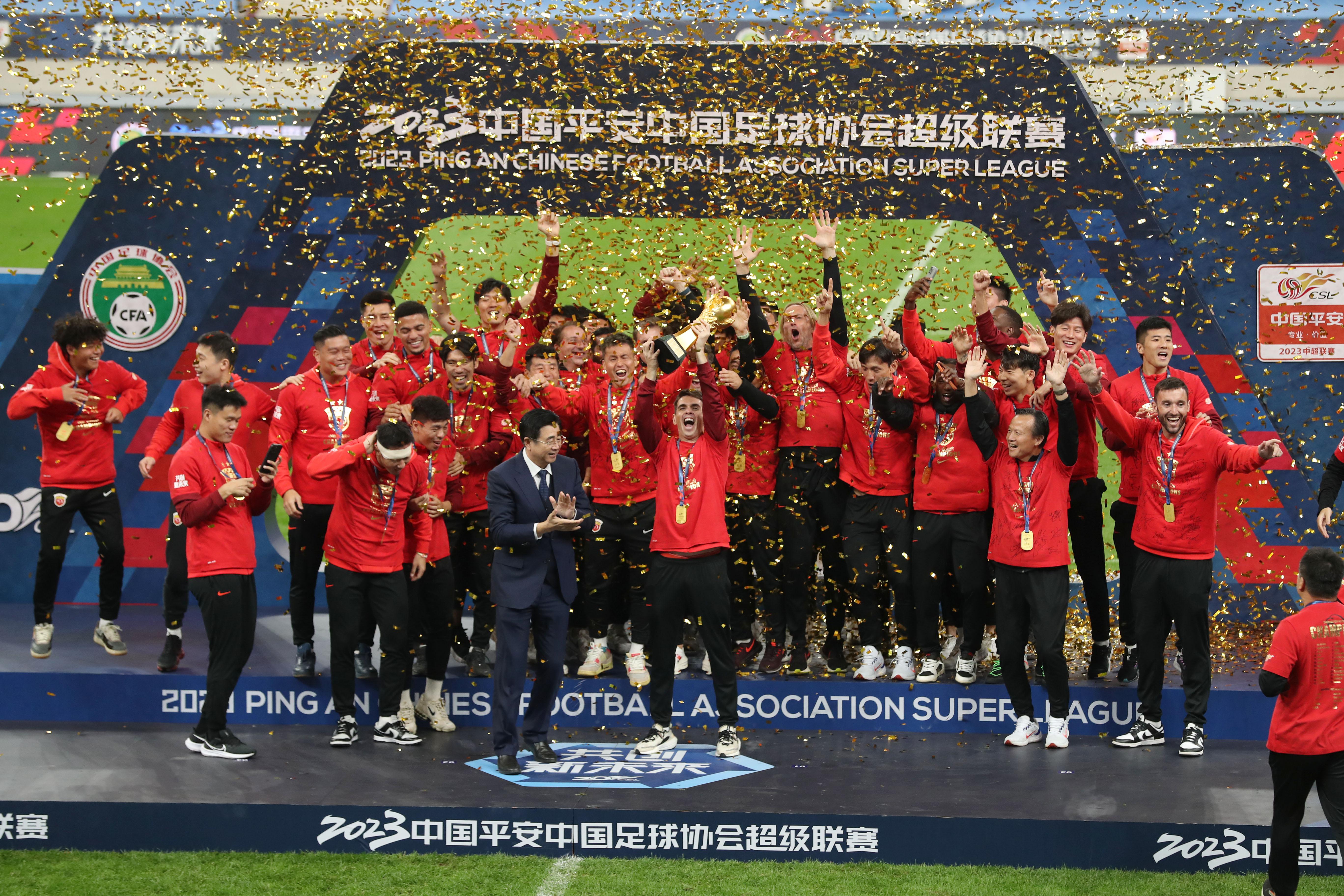 中超：上海海港队获颁冠军奖杯(5)