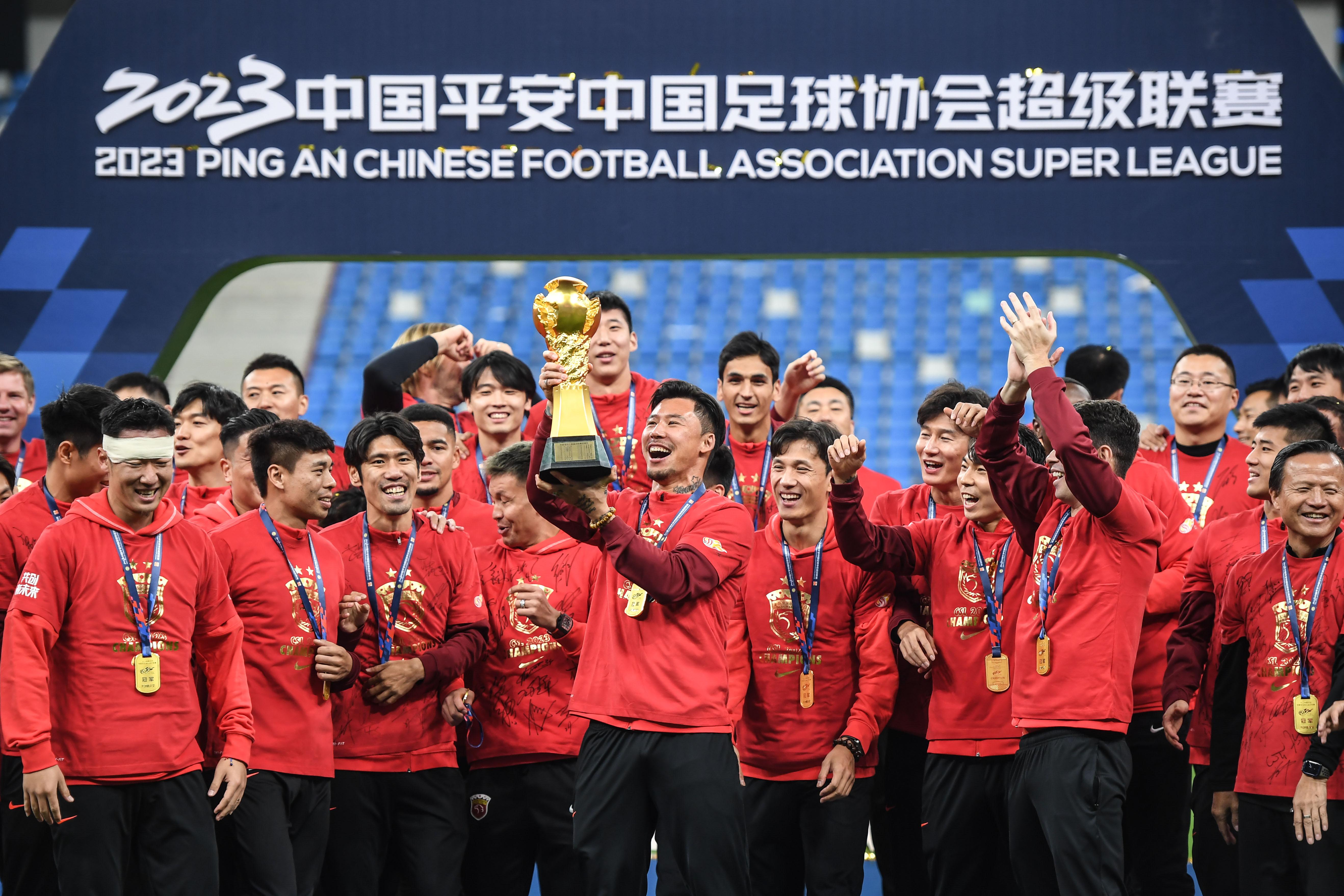 中超：上海海港队获颁冠军奖杯(6)