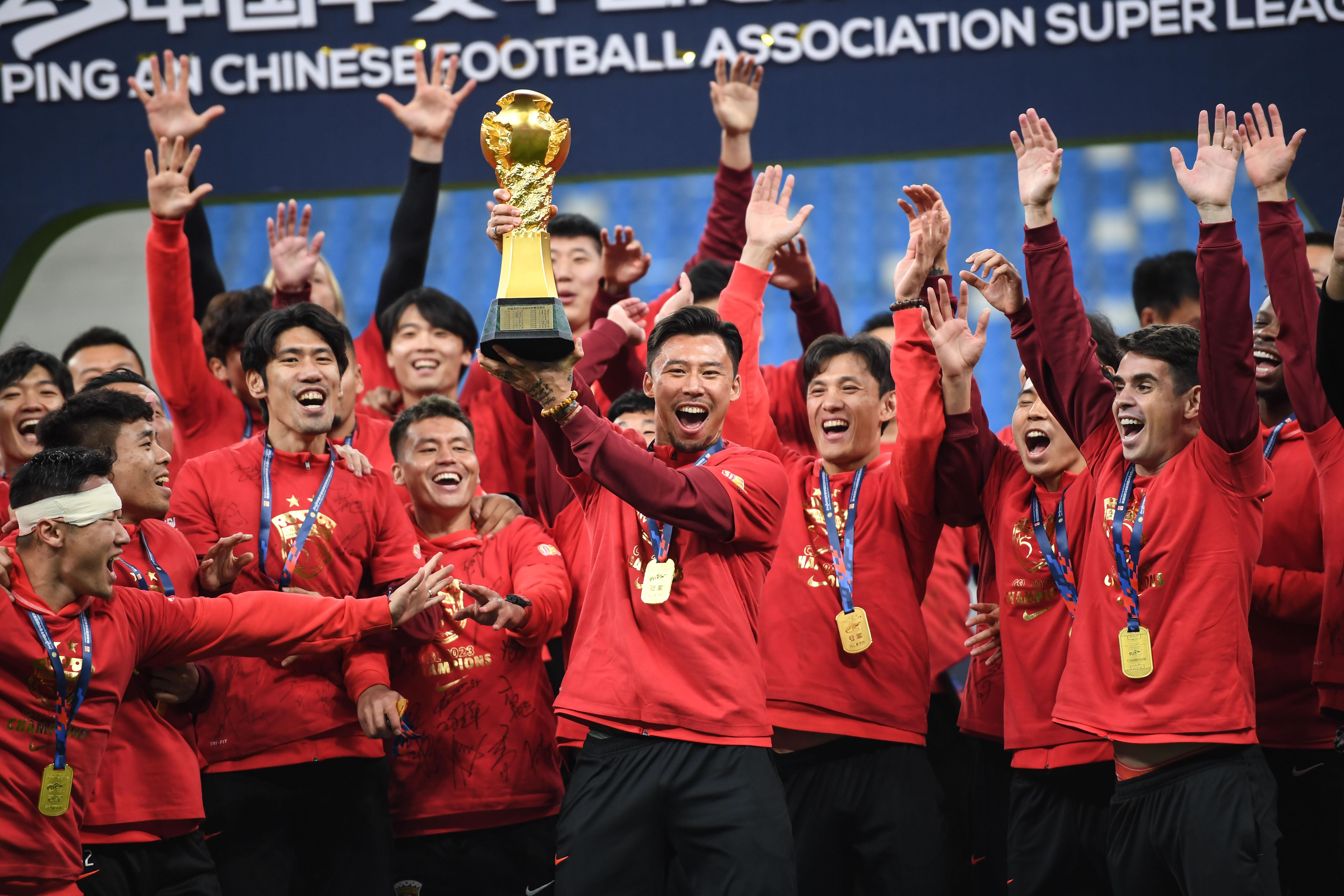中超：上海海港队获颁冠军奖杯(7)