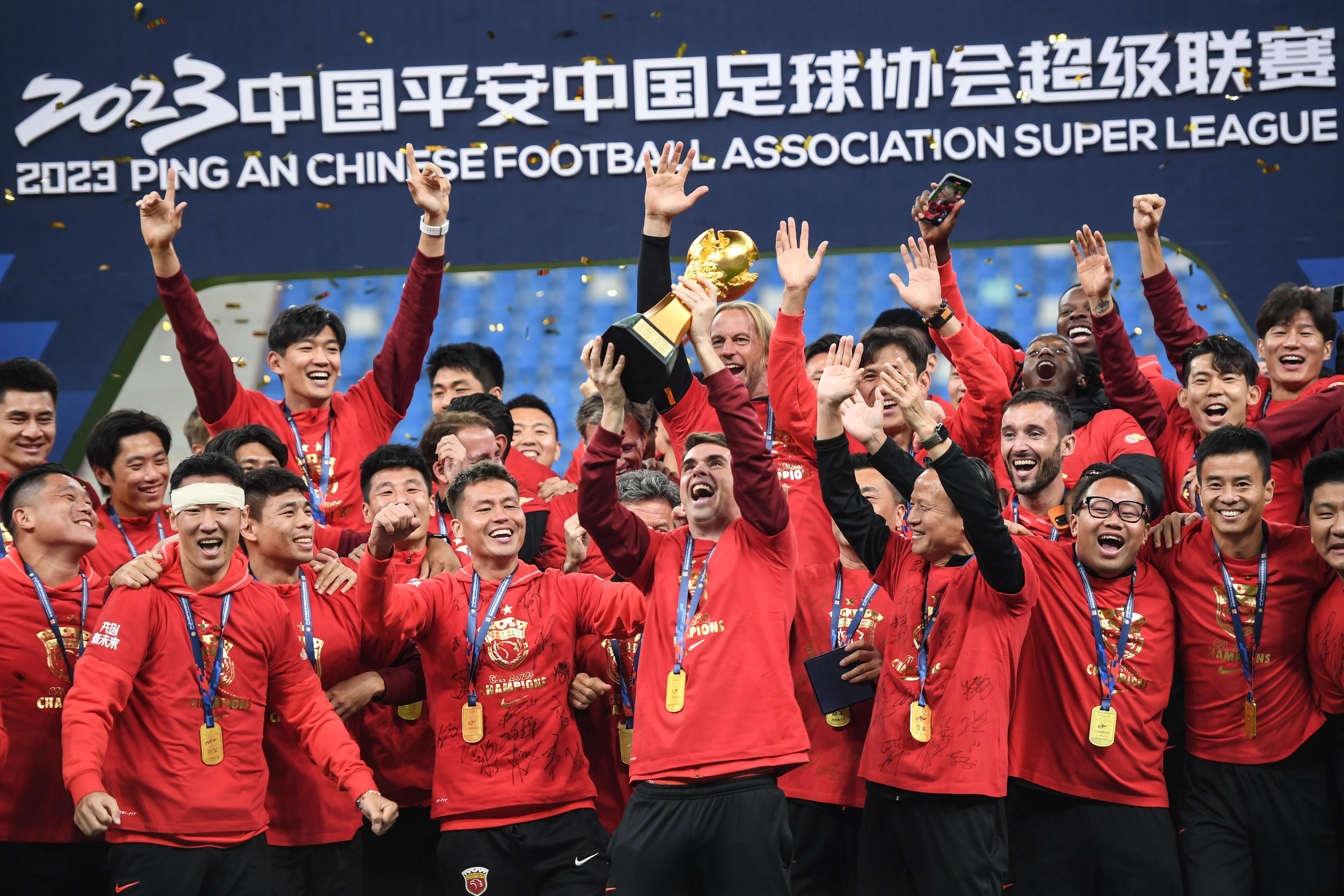 中超：上海海港队获颁冠军奖杯(8)