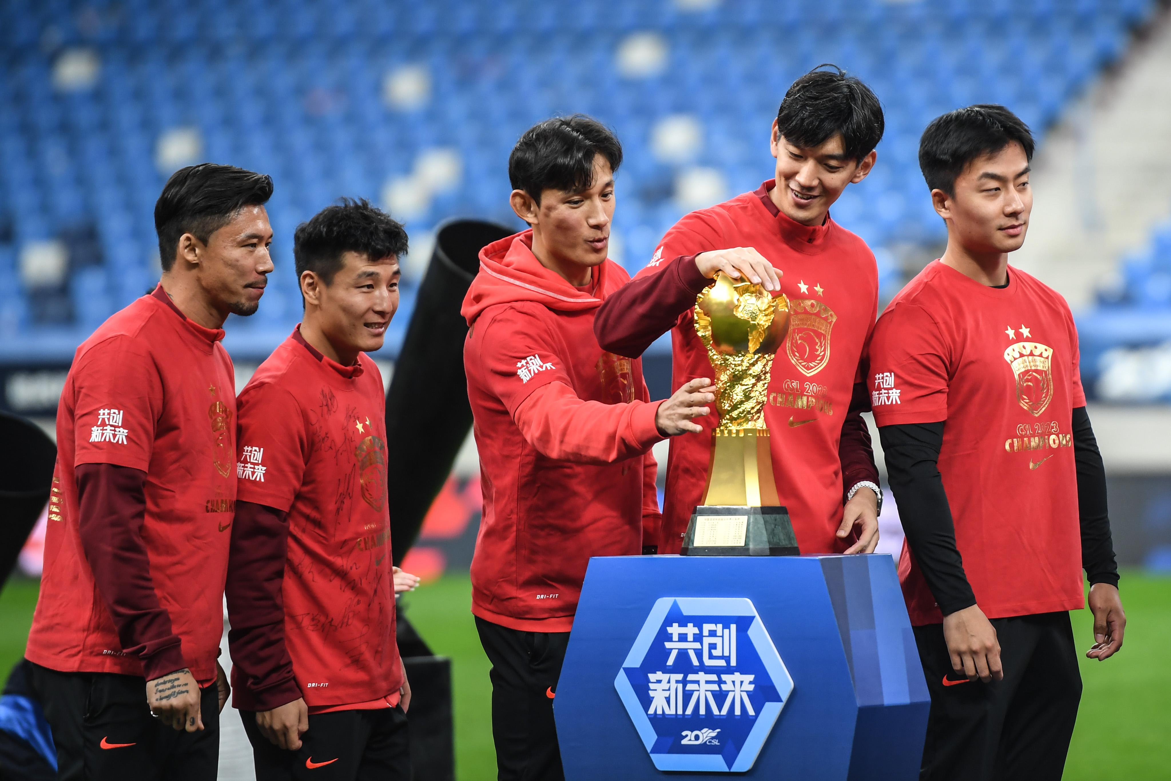 中超：上海海港队获颁冠军奖杯(9)