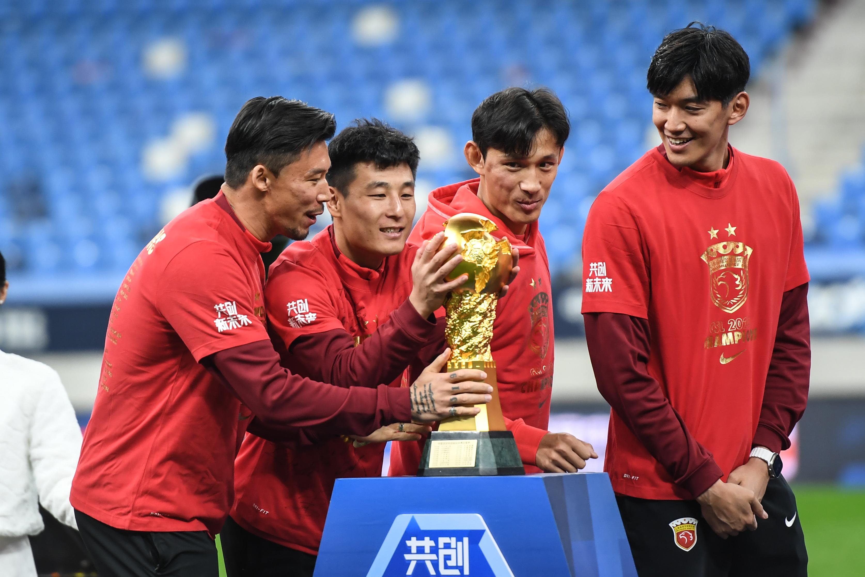 中超：上海海港队获颁冠军奖杯(11)