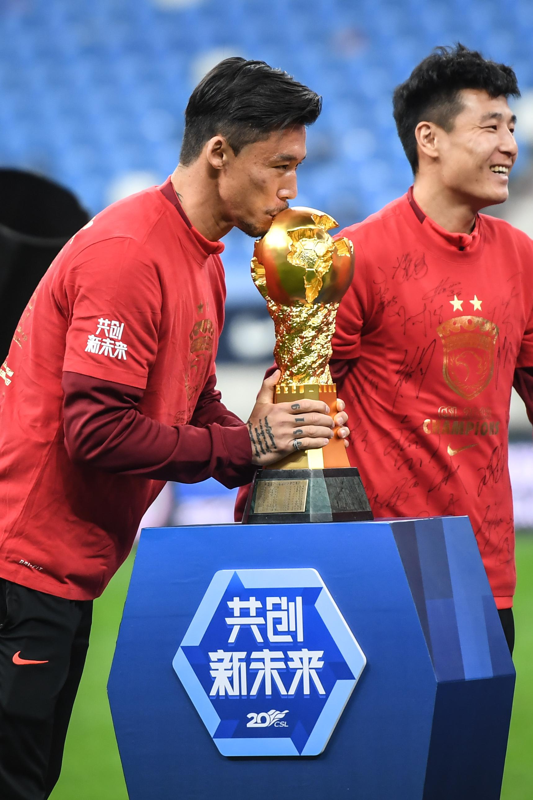 中超：上海海港队获颁冠军奖杯(12)