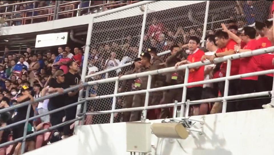 国足赢球后，中泰双方球迷爆发冲突！互扔水杯杂物，主动挑衅约架(1)