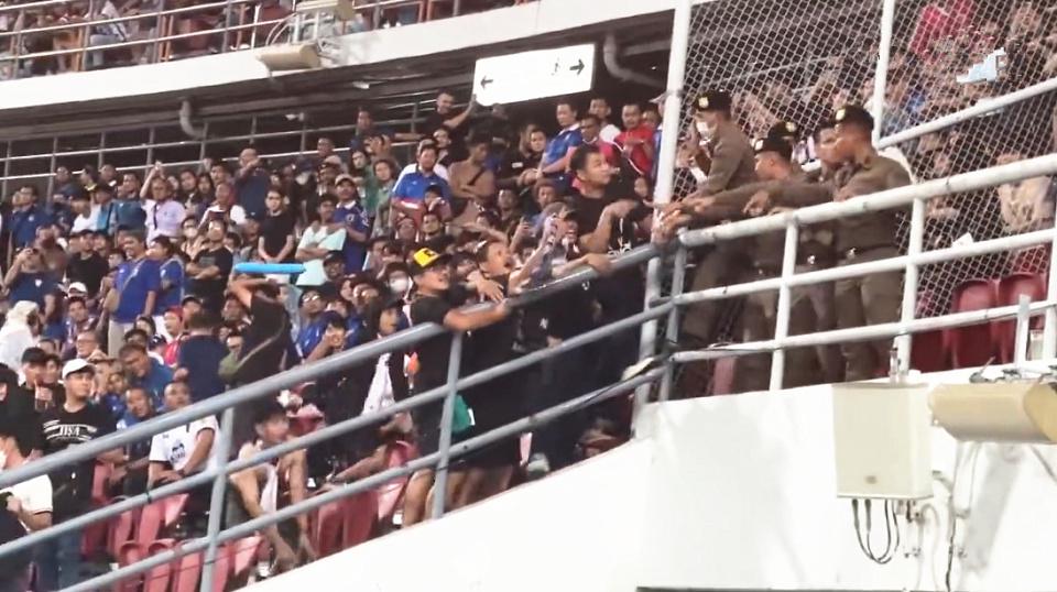 国足赢球后，中泰双方球迷爆发冲突！互扔水杯杂物，主动挑衅约架(6)