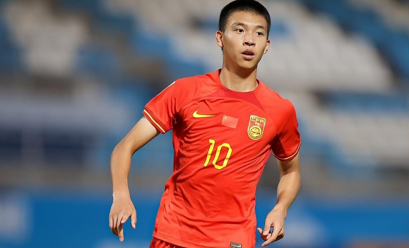 励志！16岁中国球员刚踢完亚冠，现被欧洲球队看上，有望留洋了(1)