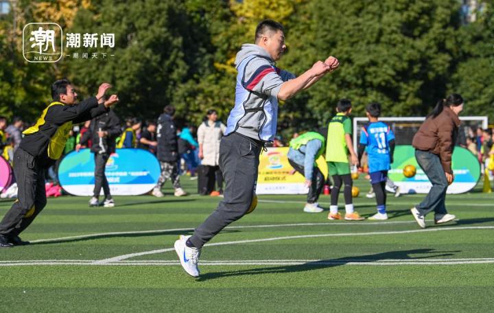 杭州校园足球嘉年华 秀出童趣和亲情(2)
