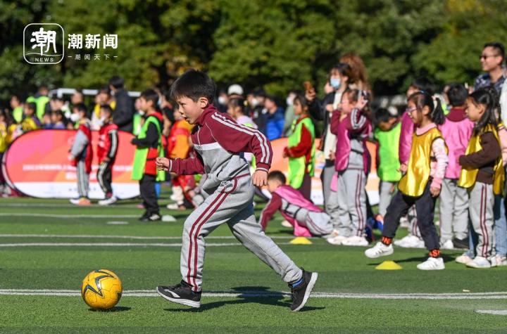 杭州校园足球嘉年华 秀出童趣和亲情(3)