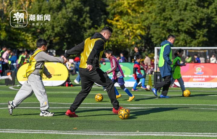杭州校园足球嘉年华 秀出童趣和亲情(4)