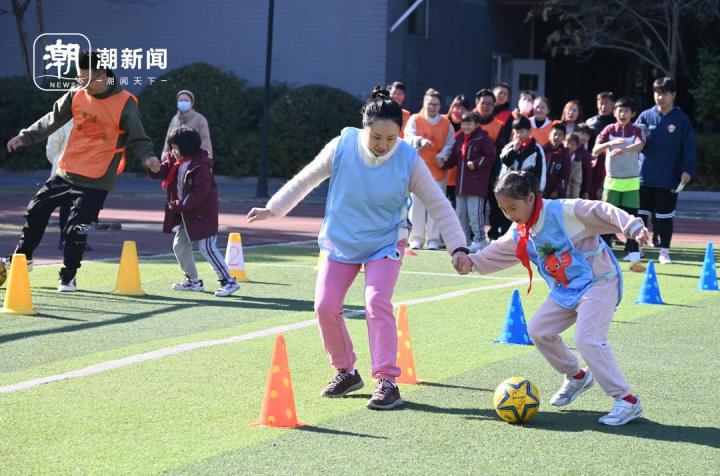 杭州校园足球嘉年华 秀出童趣和亲情(6)