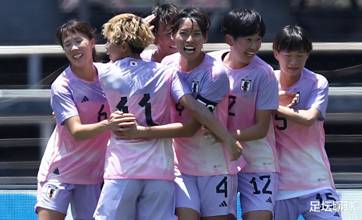 2分钟2球，2-0！日本掀翻世界第9，全队狂欢庆祝，中国女足却0-3惨败(1)
