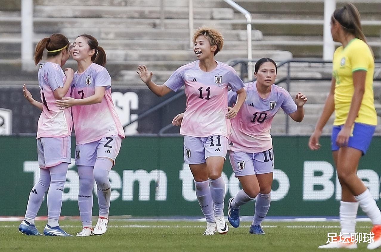 2分钟2球，2-0！日本掀翻世界第9，全队狂欢庆祝，中国女足却0-3惨败(2)