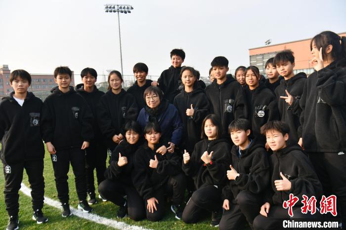 近百名女足U15小队员在成都参加“雏凤计划” 入选者将赴德训练(2)