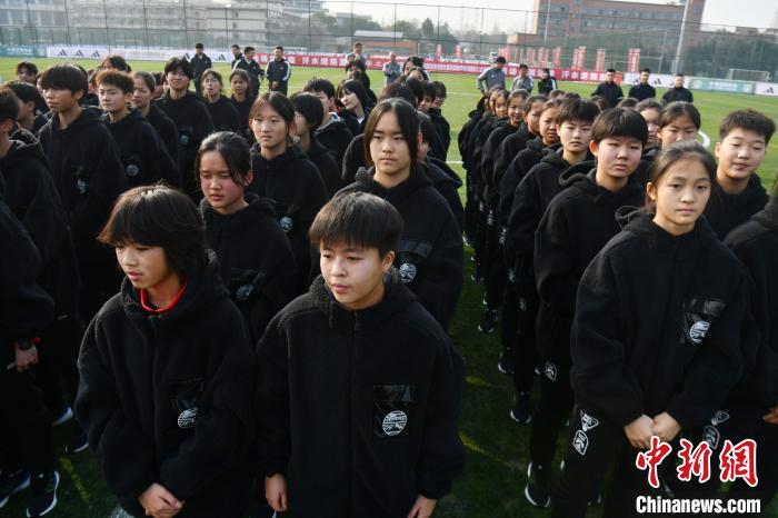 近百名女足U15小队员在成都参加“雏凤计划” 入选者将赴德训练(4)