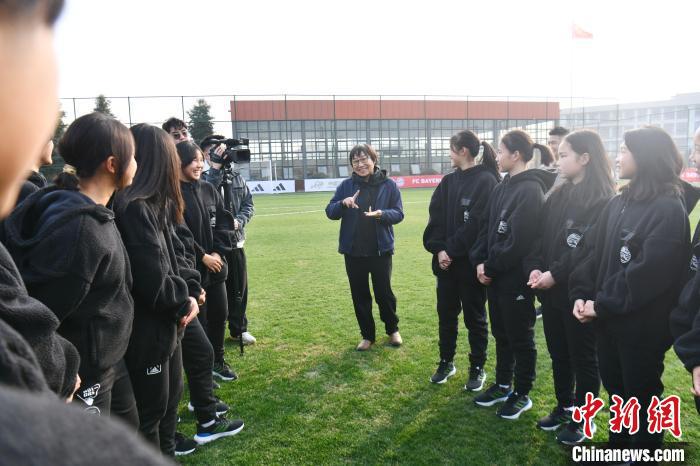 近百名女足U15小队员在成都参加“雏凤计划” 入选者将赴德训练(5)